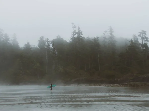 Surfer mers pe jos pe plajă în ceață — Fotografie, imagine de stoc