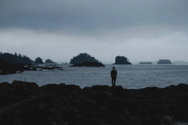 偏远的海岸景观与岛屿, 悬崖和云 — 图库照片