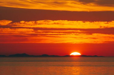 Denizin üzerinde gün batımı