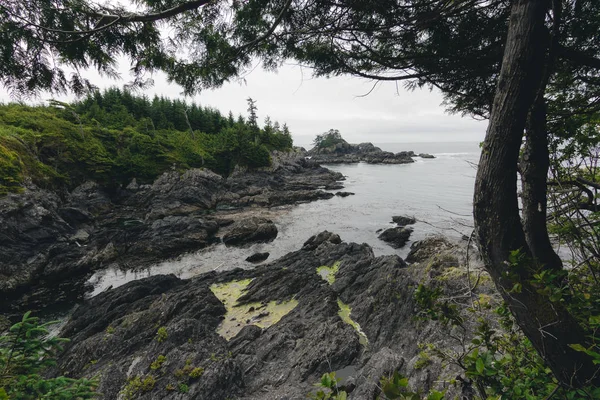 偏远的海岸景观与岛屿, 悬崖和云 — 图库照片