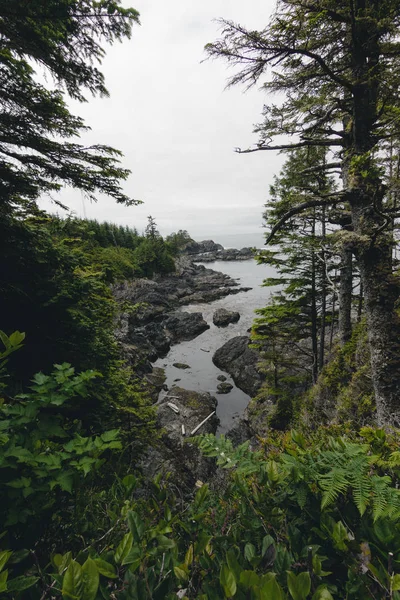 Vue côtière lointaine avec îles, falaises et nuages — Photo