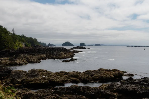 Adalar, uçurumlar ve bulutlar ile uzak kıyı görünümü