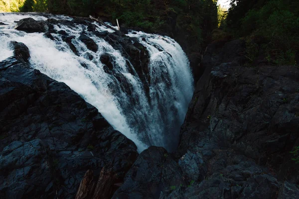 Wasserfälle im Wald verschwinden im Boden — Stockfoto