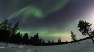 Kuzey ışıkları yukarıdaki Kuzey Kutup dairesi Finlandiya için ülkeye dondurulmuş