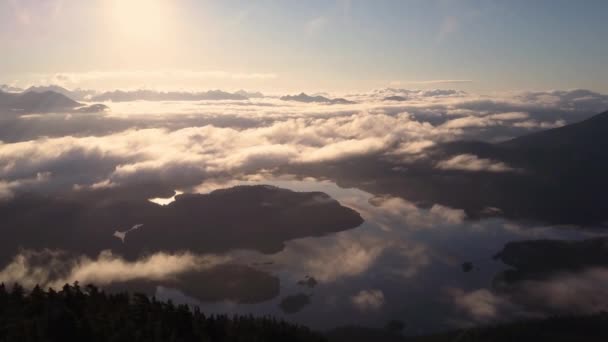 Letecký snímek východ slunce nad mraky a záliv s ostrovy — Stock video