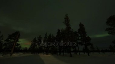 Kuzey ışıkları yukarıdaki Kuzey Kutup dairesi Finlandiya için ülkeye dondurulmuş