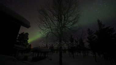 Kuzey ışıkları yukarıdaki Kuzey Kutup dairesi Finlandiya için ülkeye dondurulmuş