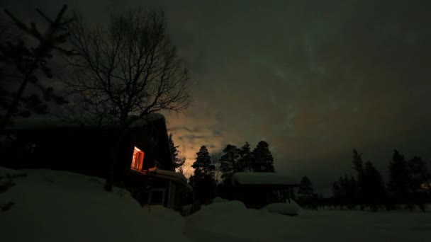 Aurores boréales au-dessus du pays gelé sur le cercle arctique en Finlande — Video