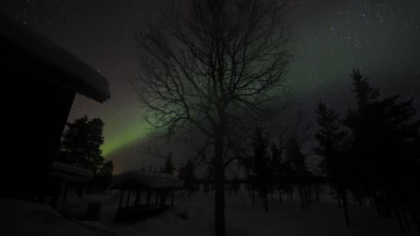 Zorza polarna powyżej zamrożone kraju na koło podbiegunowe w Finlandii — Wideo stockowe
