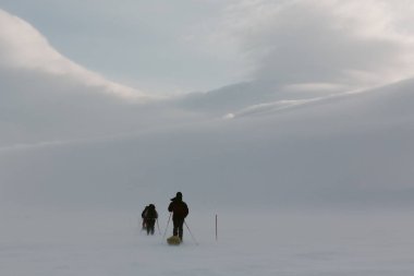 Yürüyüşçüler backcountry atmosferik kazan donmuş uzak ülkede