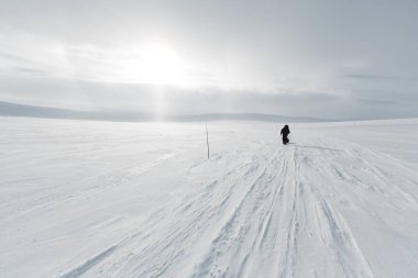 Backcountry atmosferik uzak ülke kışın donmuş.