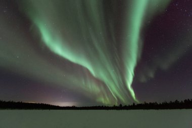 Donmuş kış ülkenin Kuzey ışıkları gece atış
