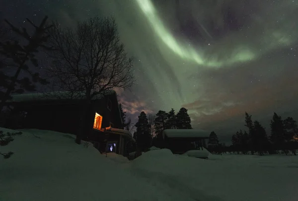 Donmuş kış ülkenin Kuzey ışıkları gece atış — Stok fotoğraf