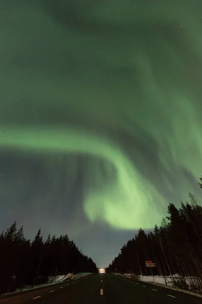 Foto nocturna de luces del norte en el país congelado del invierno — Foto de Stock