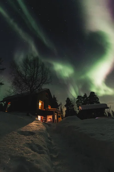 Nattbild av norrsken i vinterfrusen land — Stockfoto