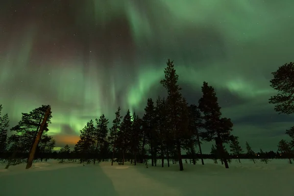 Nachtaufnahme von Nordlichtern im gefrorenen Winterland — Stockfoto