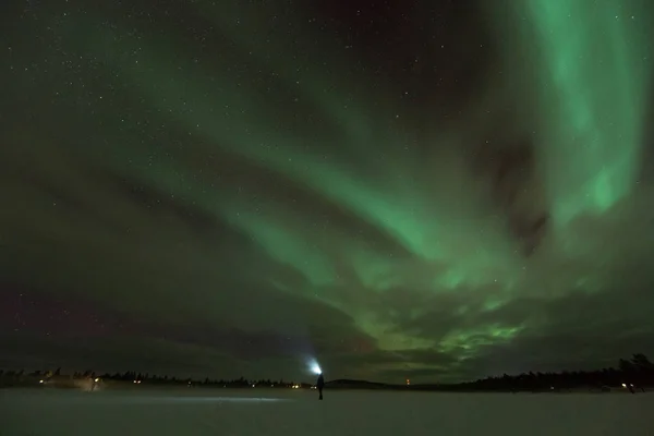 Éjszaka szemcsésedik-ból északi fények fagyasztott téli országban — Stock Fotó