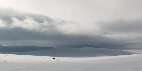 Backcountry atmosferyczne zamrożone zdalnego kraju zimą — Zdjęcie stockowe