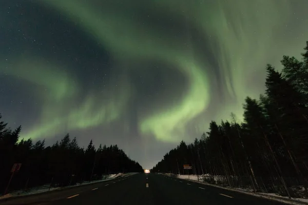 Donmuş kış ülkenin Kuzey ışıkları gece atış — Stok fotoğraf