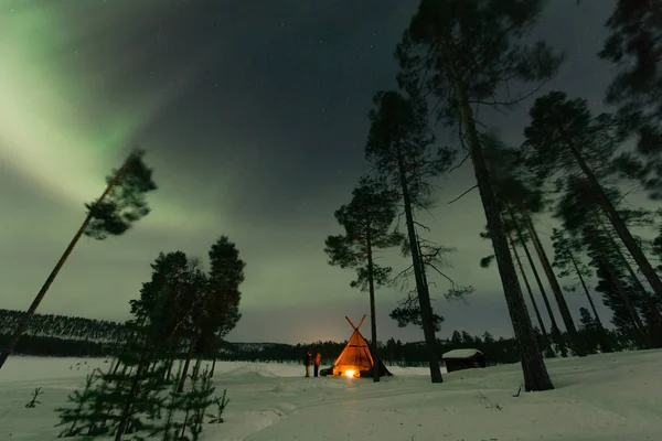 Foto nocturna de luces del norte en el país congelado del invierno — Foto de Stock