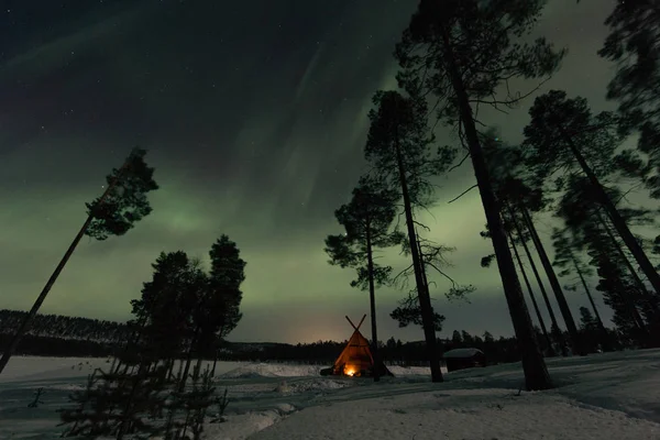 Foto noturna de luzes do norte no país de inverno congelado — Fotografia de Stock