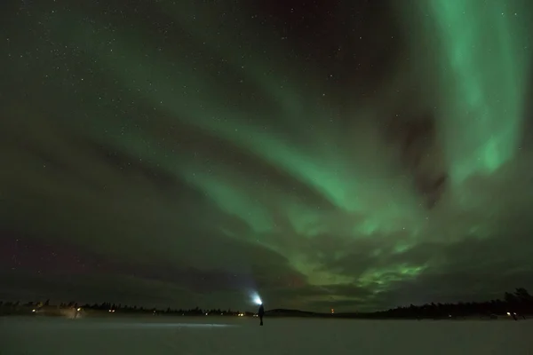 Foto noturna de luzes do norte no país de inverno congelado Imagens De Bancos De Imagens