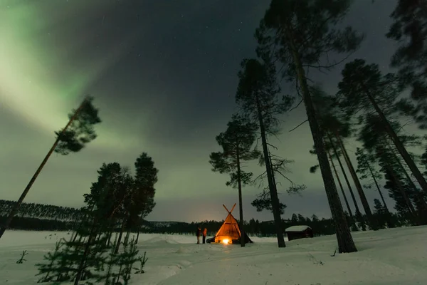 Foto noturna de luzes do norte no país de inverno congelado Imagens De Bancos De Imagens