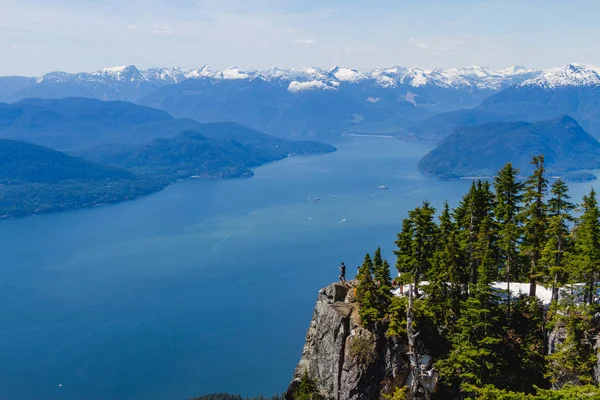 Adalar manzaralı cliff bay yukarıda üzerinde oturan adam