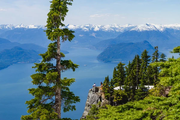 Adalar manzaralı cliff bay yukarıda üzerinde oturan adam