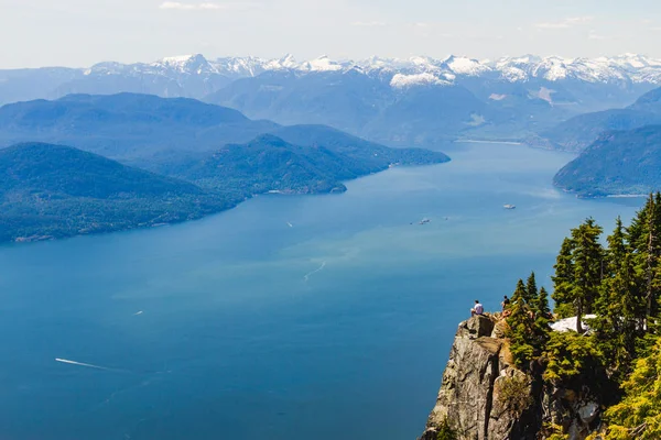 Adalar manzaralı cliff bay yukarıda üzerinde oturan adam