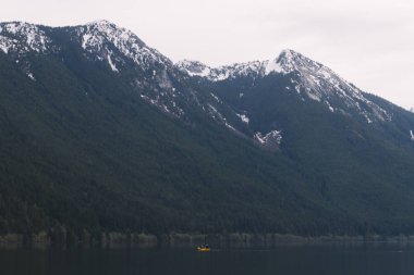 Bulutlu yatay, Kano göl ve kar dağların kaplı 