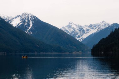 Bulutlu yatay, Kano göl ve kar dağların kaplı 