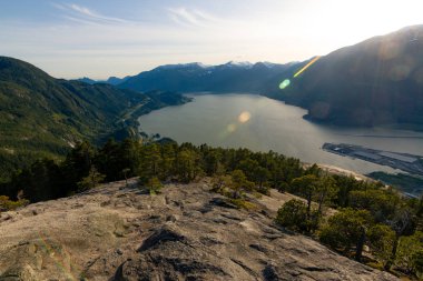 Uçurum vadi yukarıda noktasından görüntülemek ve bay dağlar ve cl ile