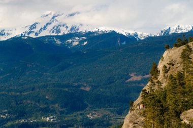 Uçurum vadi dağlar ve bulut ile yukarıda noktasından görüntülemek