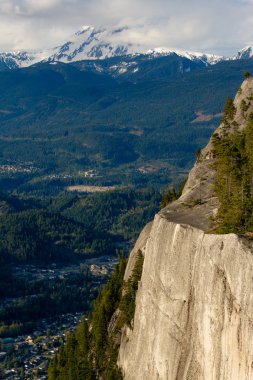 Uçurum vadi dağlar ve bulut ile yukarıda noktasından görüntülemek