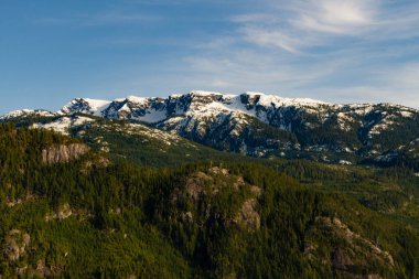 Uçurum vadi dağlar ve bulut ile yukarıda noktasından görüntülemek
