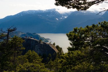 İnsanlara bakış dağlar ve bay ve valle yukarıda