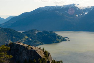 İnsanlara bakış dağlar ve bay ve valle yukarıda