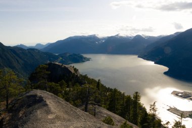 İnsanlara bakış dağlar ve bay ve valle yukarıda