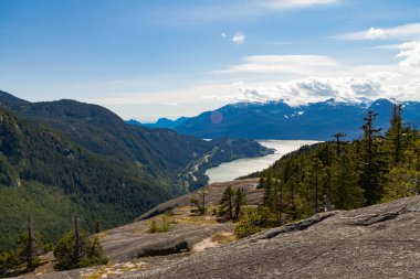 Kıyı bakış dağlar ve bulut