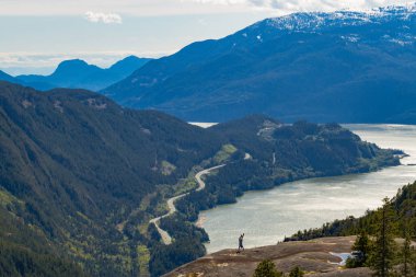 Kıyı bakış dağlar ve bulut