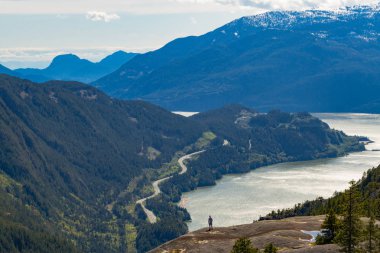 Kıyı bakış dağlar ve bulut