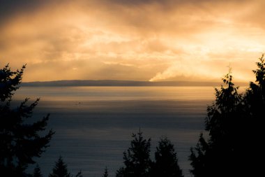 Su içinde belgili tanımlık geçmiş yağmurlu bulutlar ile kargo gemileri