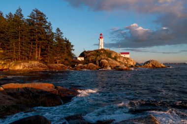 Okyanus dalgaları Sahili ve deniz feneri arka planda buzlu isabet 