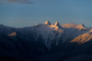 Dağlarda kar ile portakal gündoğumu veya susnet ışık