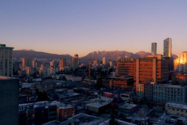 Sabah cityscape gündoğumu aydınlatıcı binanın tepesinde ile