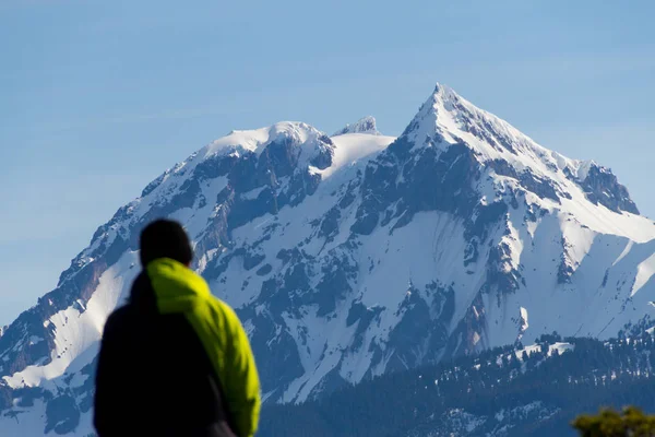 Orang di andscape dengan batu, hutan dan salju menutupi pegunungan — Stok Foto