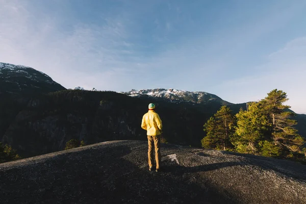 日の出山の上に立っている男 — ストック写真