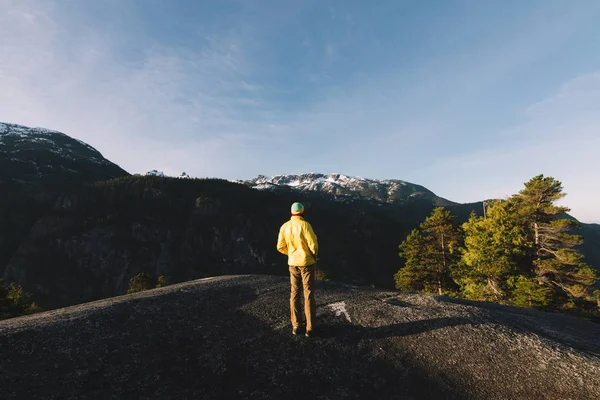 Man står på toppen av bergen medan sunrise — Stockfoto