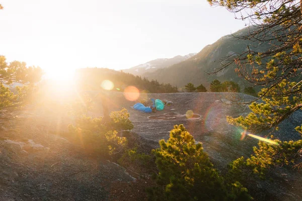 Lidé spící na vrcholu hory při východu slunce — Stock fotografie